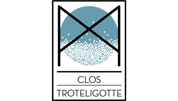 Clos Troteligotte, c’est un Clos de 19 ha perché sur les terroirs d’altitude de l’appellation Cahors, qui produit des vins vivants, exprimant le lien entre le minéral et le végétal